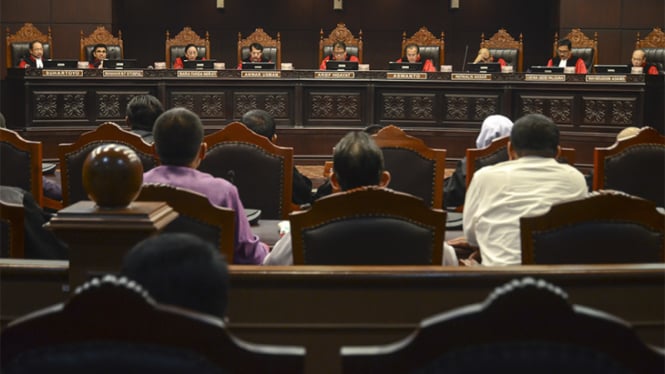 360378_mk-gelar-sidang-pleno-putusan-gugatan-hasil-pemilihan-kepala-daerah_665_374